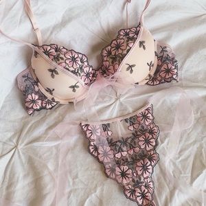 💗Vintage // RARE Victoria’s Secret Embroidered Lingerie Set💗